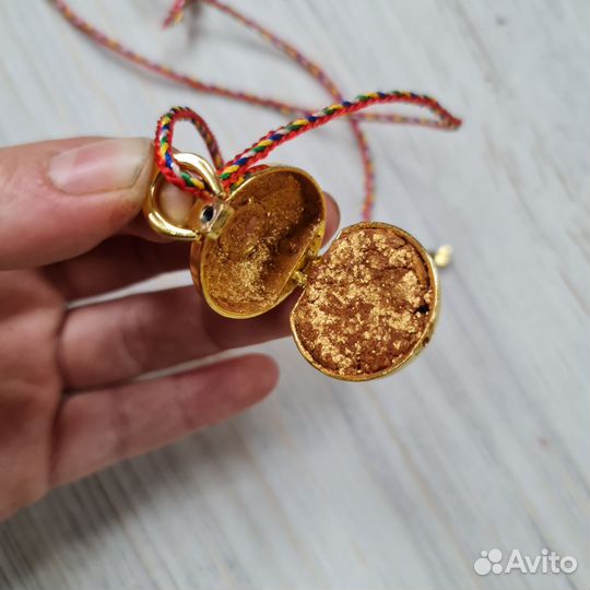 Золотой кулон с тенями