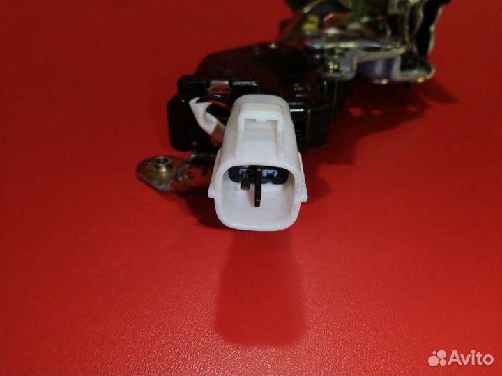 Замок двери задний левый Toyota Hilux Surf VZN130G