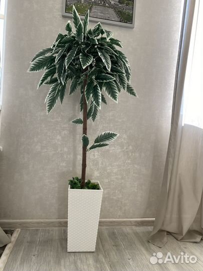 Искусственное дерево в горшке