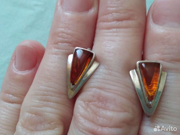 Серьги треугольники с янтарем серебряные