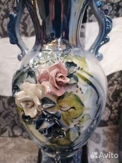 Ваза под цветы с лепными цветами