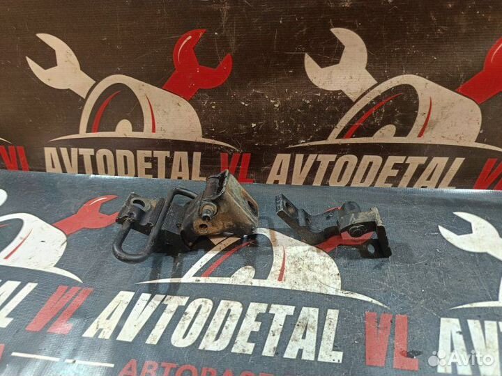 Петли двери задние правые Volkswagen Jetta/Bora