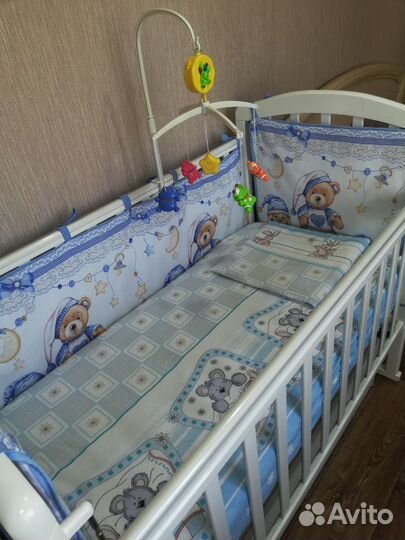Продам детскую кроватку с маятником