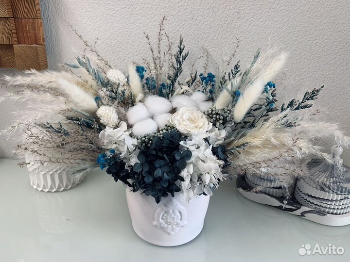 Композиция из стабилизированных цветов в кашпо