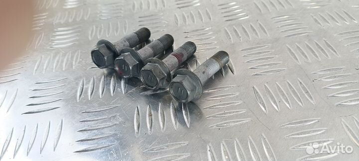 Болт передней ступицы Toyota Corolla 150