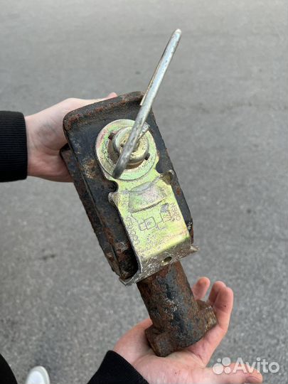 Буксировочный крюк Volvo FH12