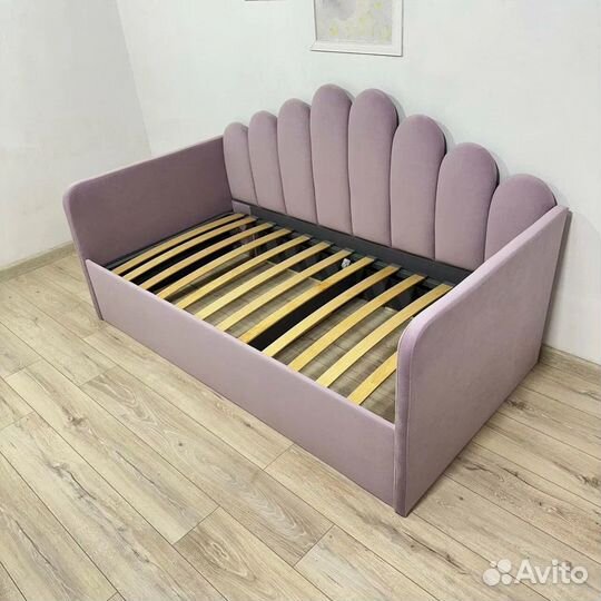 Детская кроватка-диванчик с декоративной спинкой