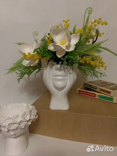 Композиция из искусственных цветов