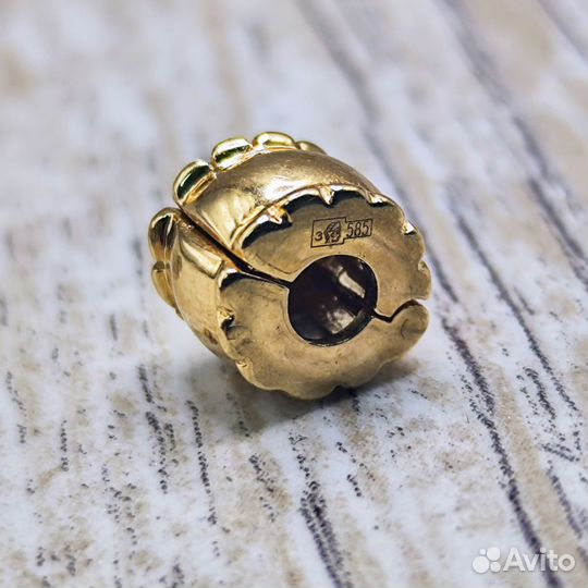Золотой шарм Pandora