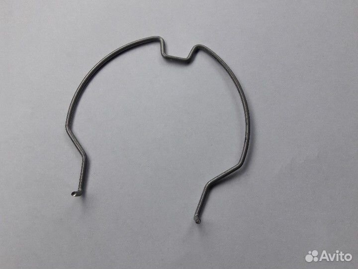 Скоба крепления патрубка интеркулера рено. Скоба верхнего патрубка ауди 2. Скоба крепления патрубка интеркулера duster 1. Скоба патрубка турбины к9к. Скоба крепления патрубка.