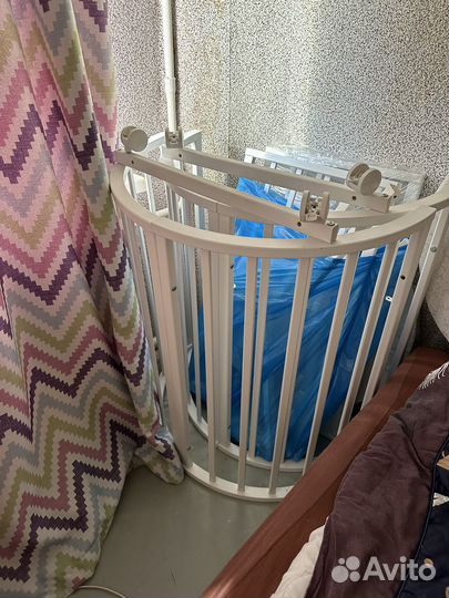 Детская кроватка с маятником