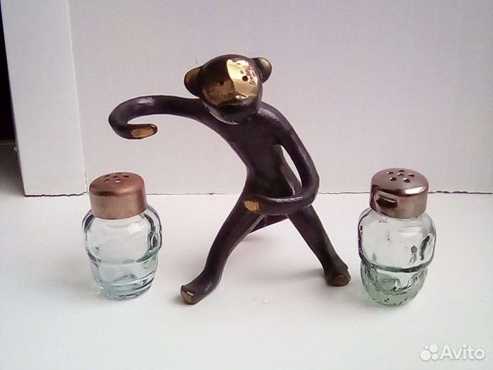 Обезьяна с солонкой и перечницей