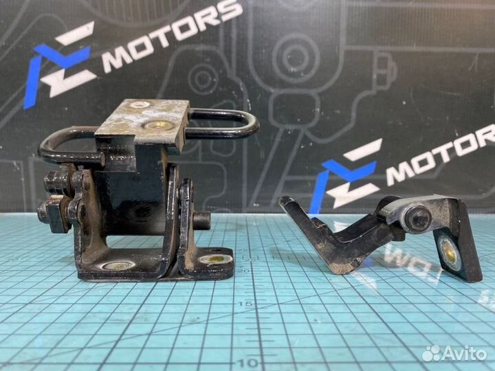 Петля двери задняя правая Audi A6 C6 BDW 2005