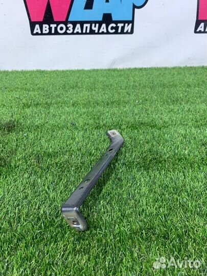 Кронштейн крыла правый Ford Mustang 6 S550 2016