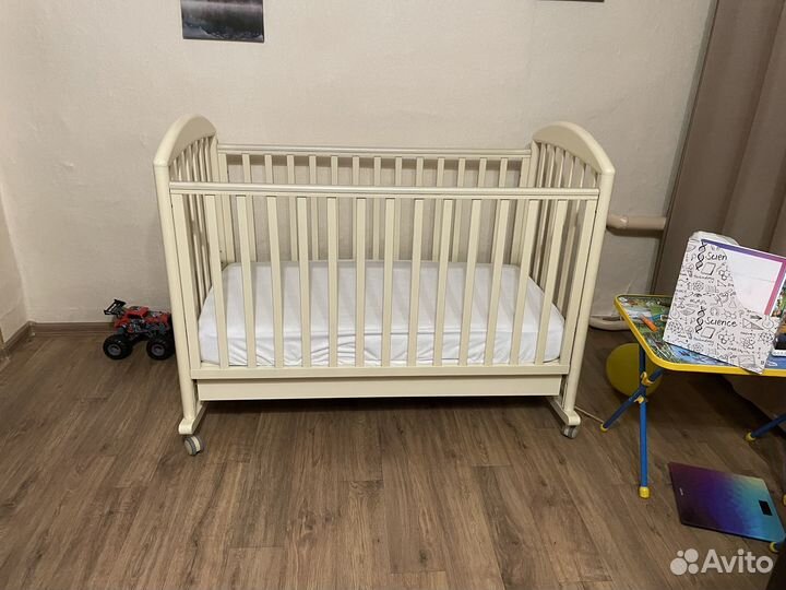 Детская кроватка с ящиком и матрасом 125 на 65