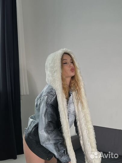 Пушистая шапка с кармашками для рук