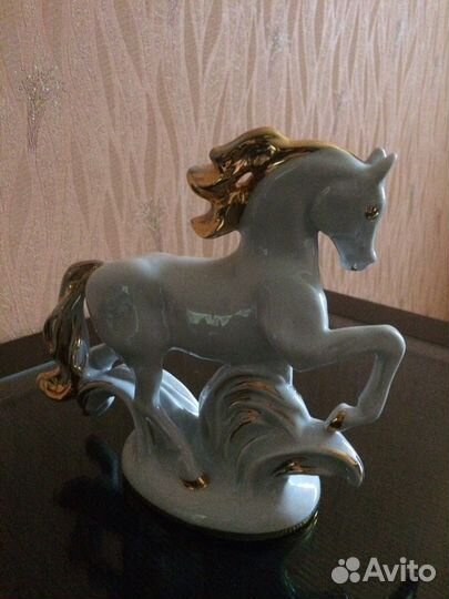 Фарфоровая статуэтка 