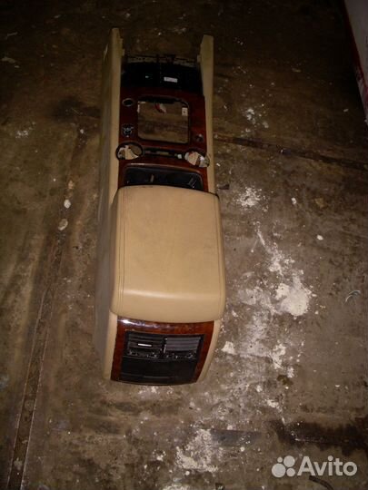 Подлокотник центральный Таурег