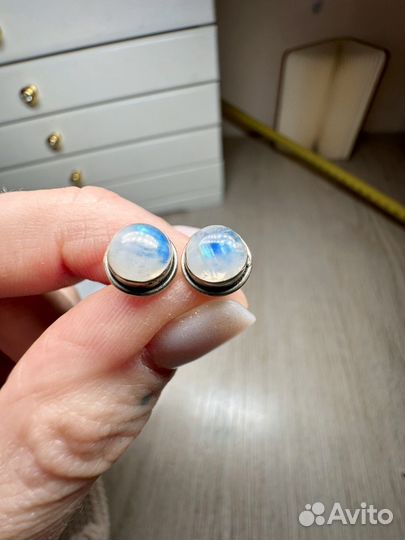 Серьги пусеты с лунным камнем