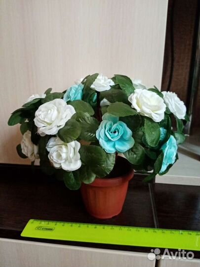 Искусственные розы в горшке