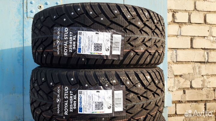 Royal Black Royal Stud 225/45 R17