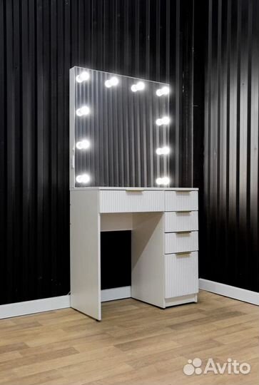 Туалетный столик с зеркалом и подсветкой