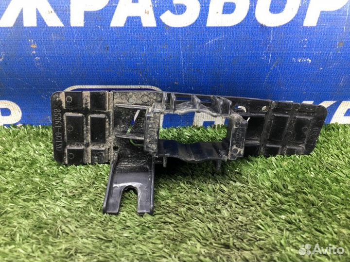 Кронштейн форсунки омывателя передний правый Lexus