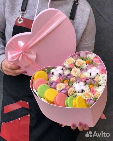 Сердце коробка с цветами и сладостями