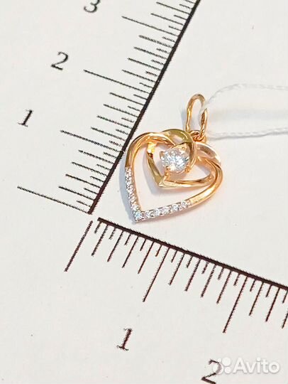 Золотая подвеска с камнем