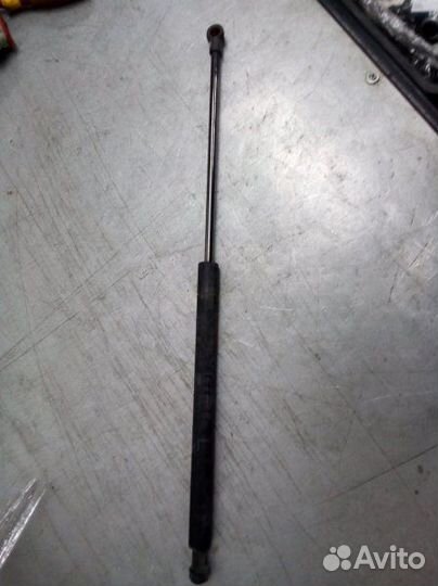 Амортизатор багажника Toyota Avensis 2 хетчбэк 1.8