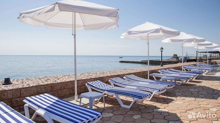 Пляжный зонт на центральной опоре для кафе