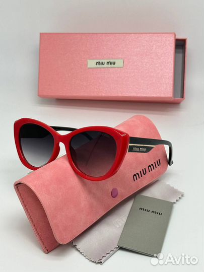 Солнцезащитные очки Miu Miu