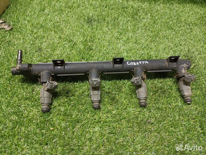 Топливная рампа с форсунками Kia Spectra