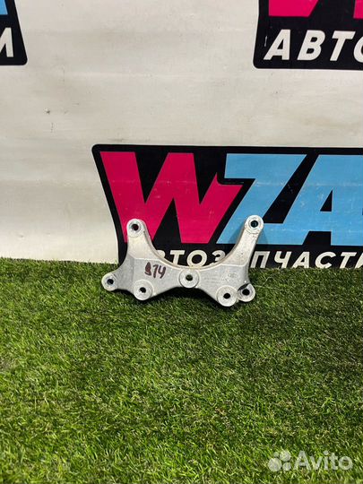 Кронштейн коробки (балка кпп) Ford Mustang