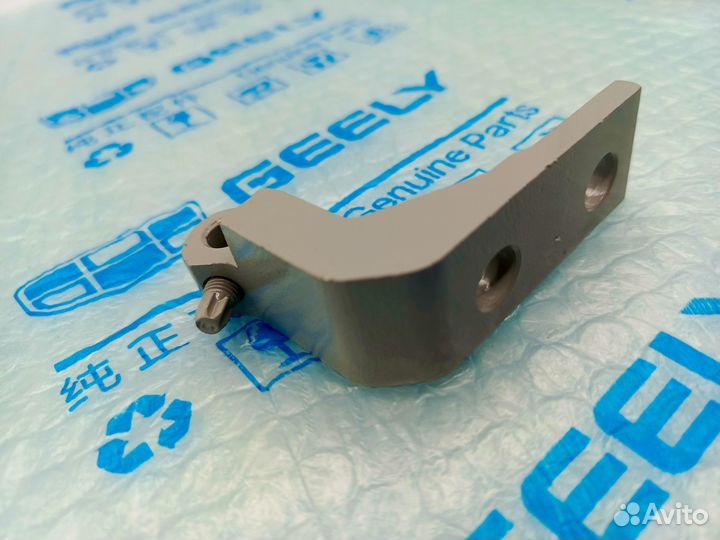 Петля задней двери нижняя Л Geely Monjaro