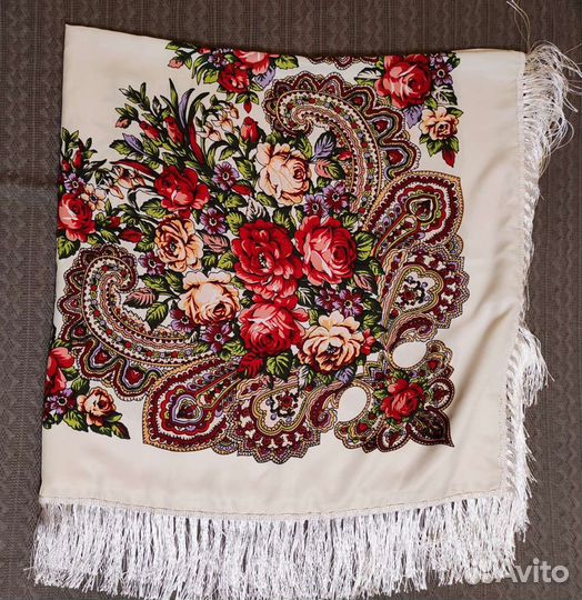 Шаль молочного цвета 110х110