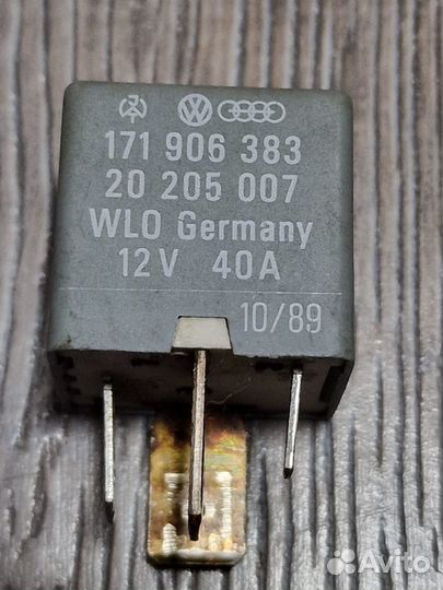 Реле топливного насоса (1) VW Golf / VW Jetta