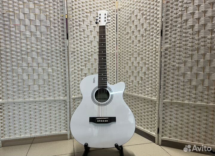 Гитара белая