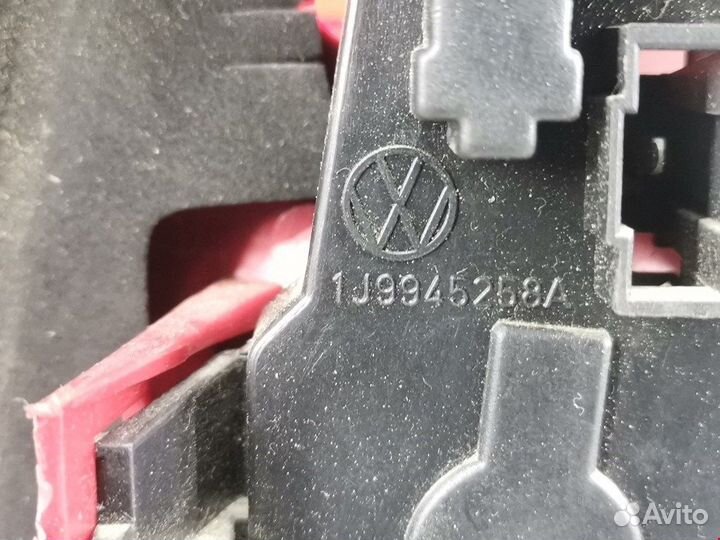 Фонарь задний для Volkswagen Golf 4 1J9945096Q