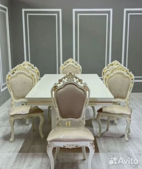 Кухонный стол и стулья в комплекте