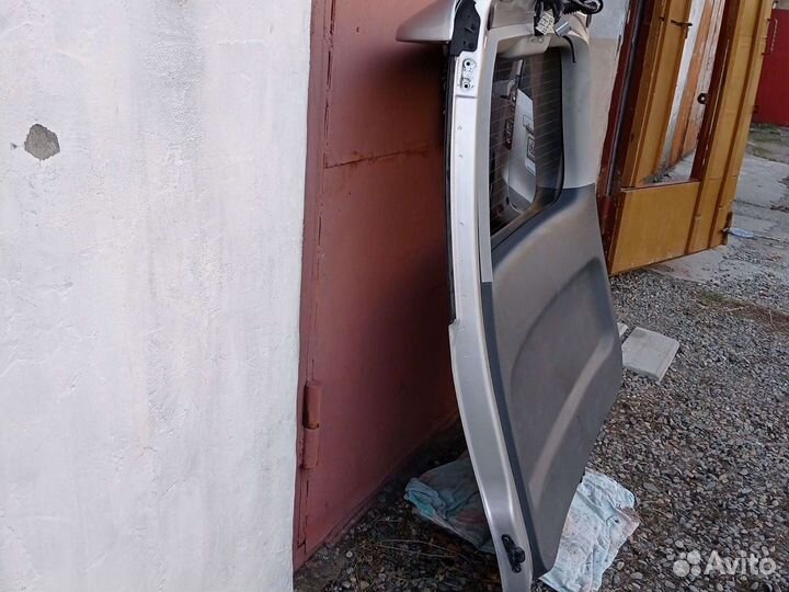 Продам пятую дверь toyota voxy