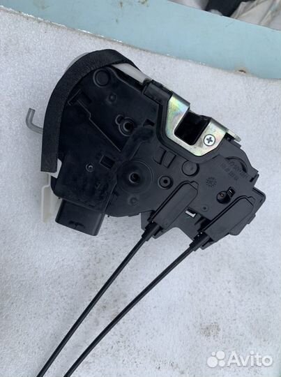 Замок задней правой двери Kia Rio 4