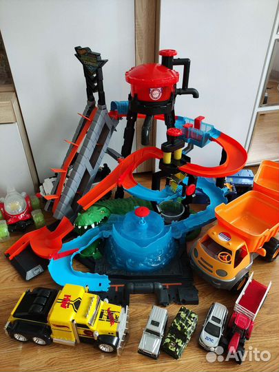 Много игрушек hot wheels