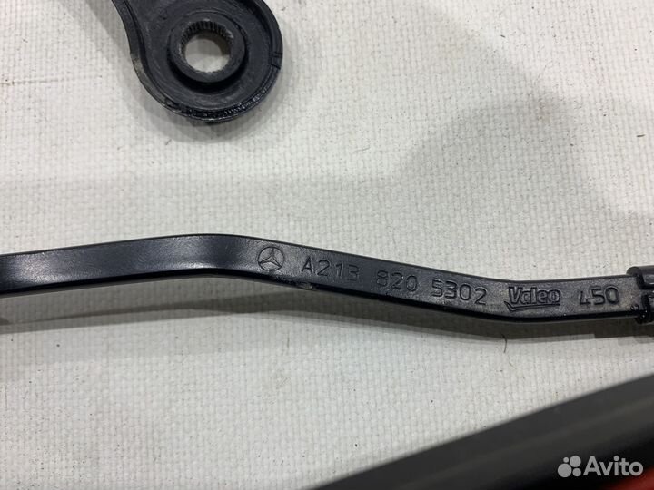 Поводок стеклоочистителя левого Mercedes W213