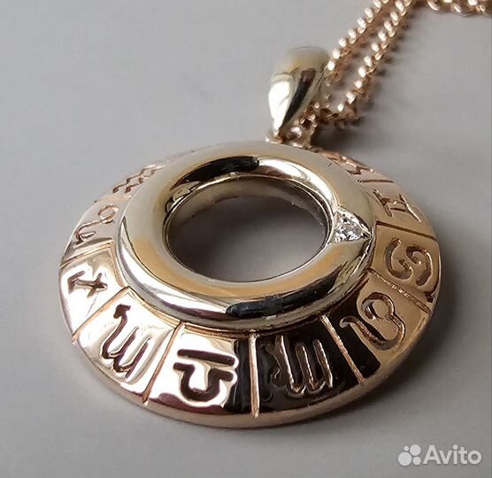 Золотая подвеска с бриллиантом