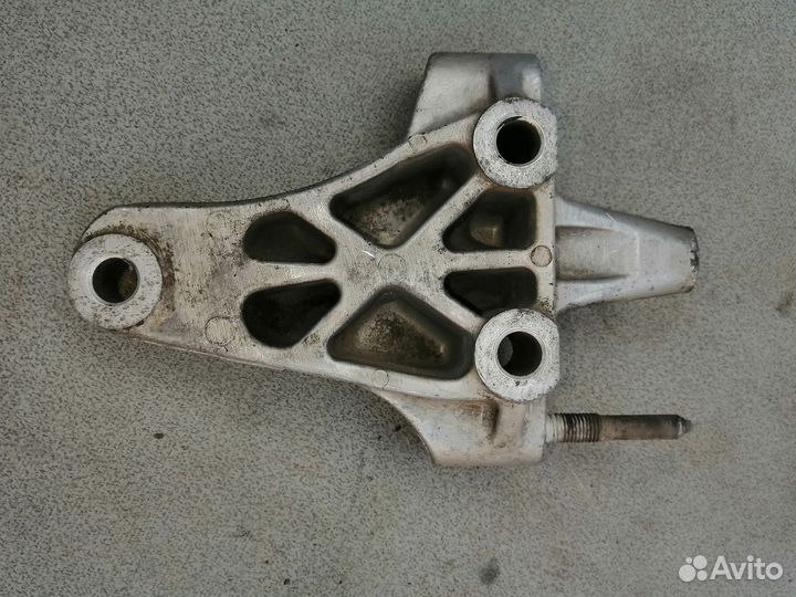 Кронштейн двигателя правый для Nissan Maxima (A32)