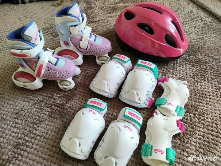 Роликовые коньки, защита и шлем