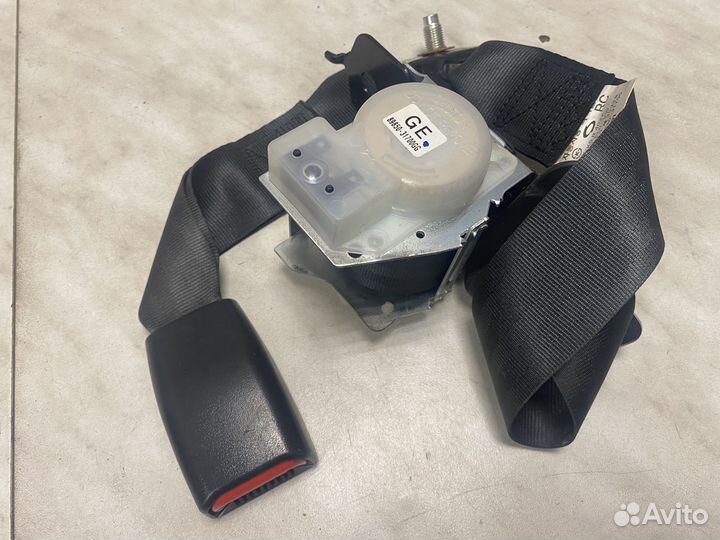 Задний центральный ремень Nissan almera classic