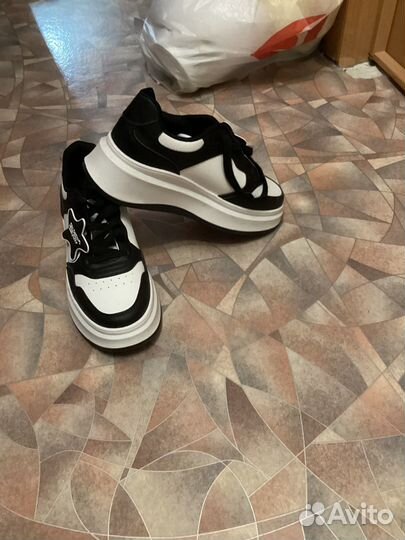 Кроссовки женские