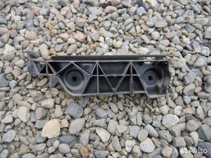 Крепление бампера заднее левое Toyota Corolla